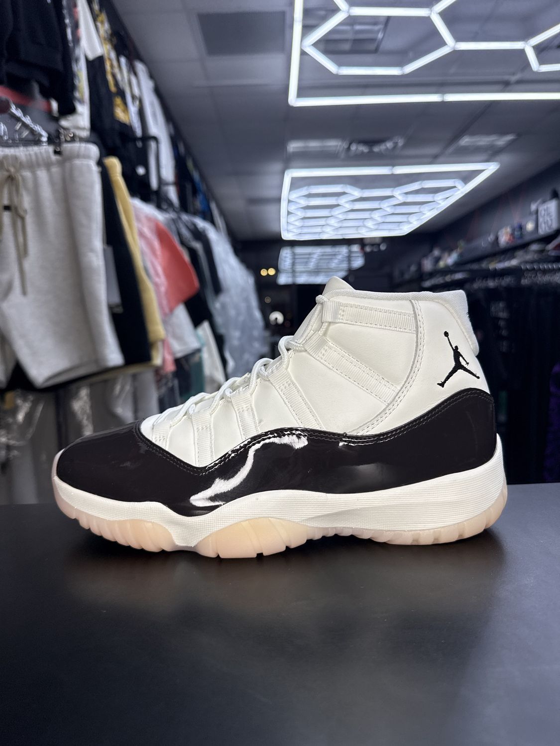 J11 “NEAPOLITAN”  (SZ 10w 8.5m)  USED/OG BOX