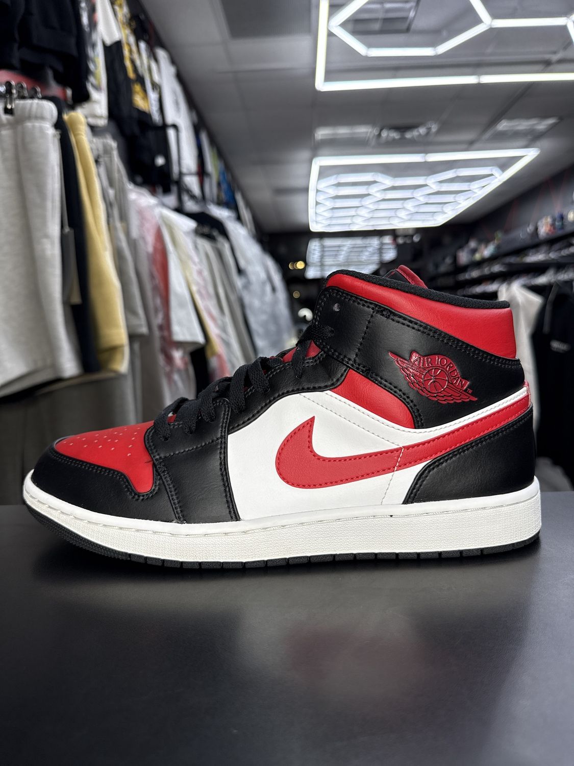 J1 MID “WHT/RED/BLK”  (SZ 12)  USED/NO BOX