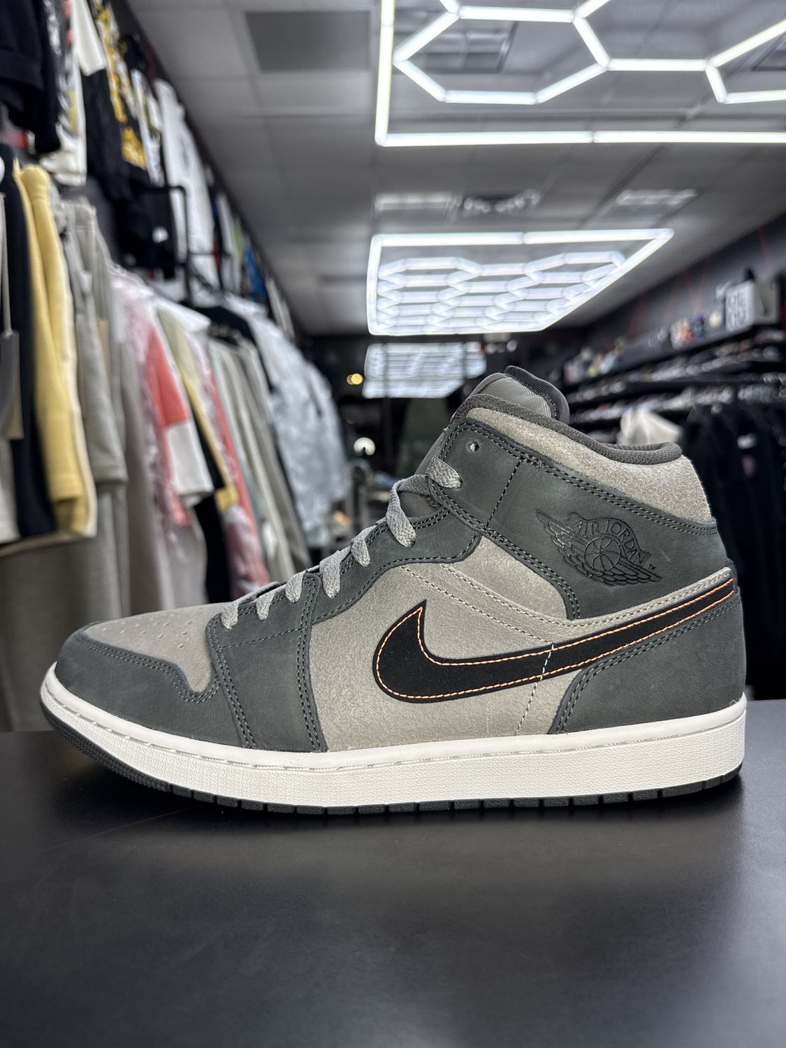 J1 MID “NIGHT STADIUM”  (SZ 12)  USED/NO BOX