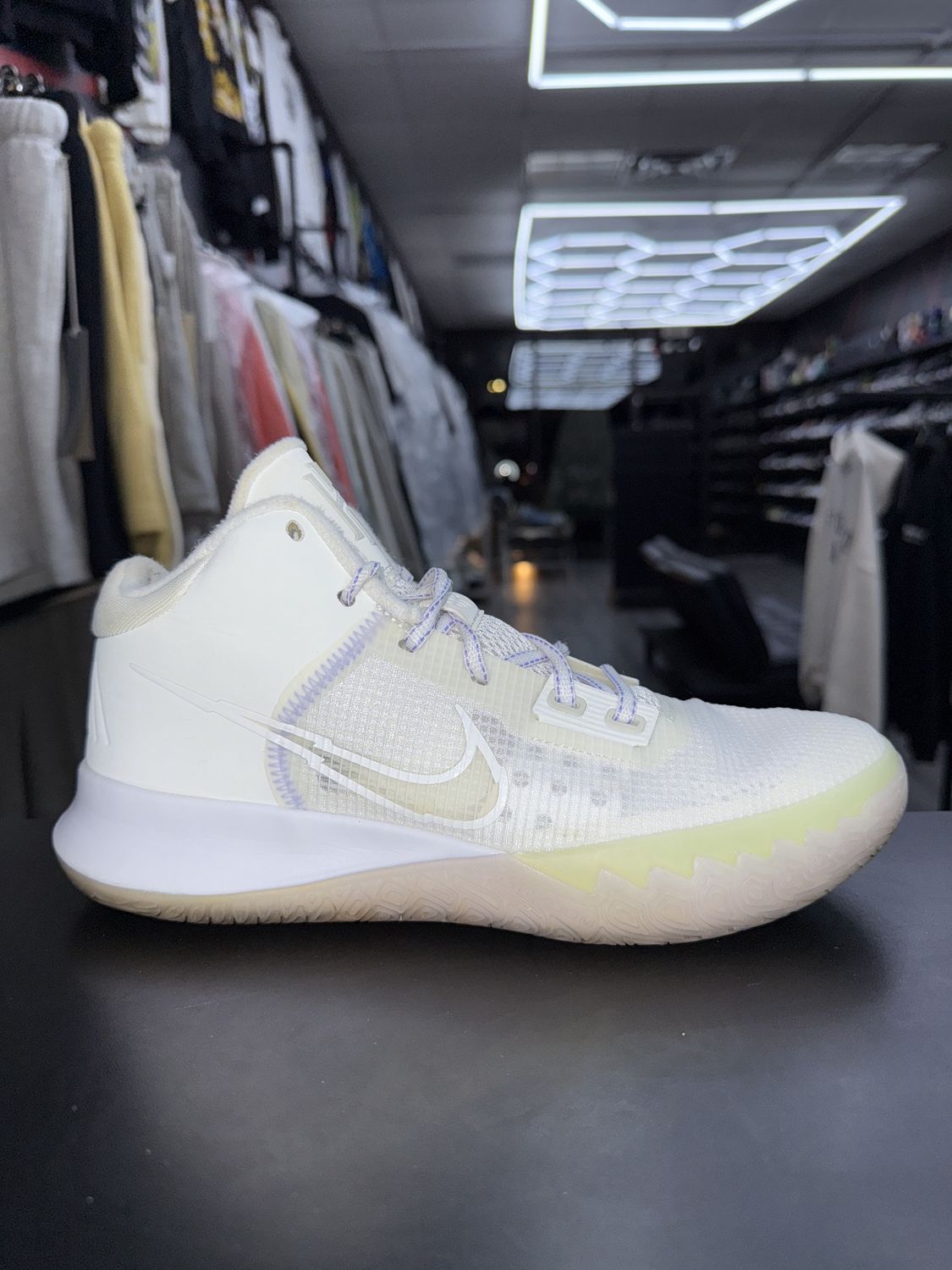 NIKE KYRIE FLYTRAP “WHT PULSE”  (SZ 8.5)  USED/NO BOX