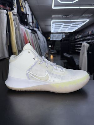NIKE KYRIE FLYTRAP “WHT PULSE”  (SZ 8.5)  USED/NO BOX