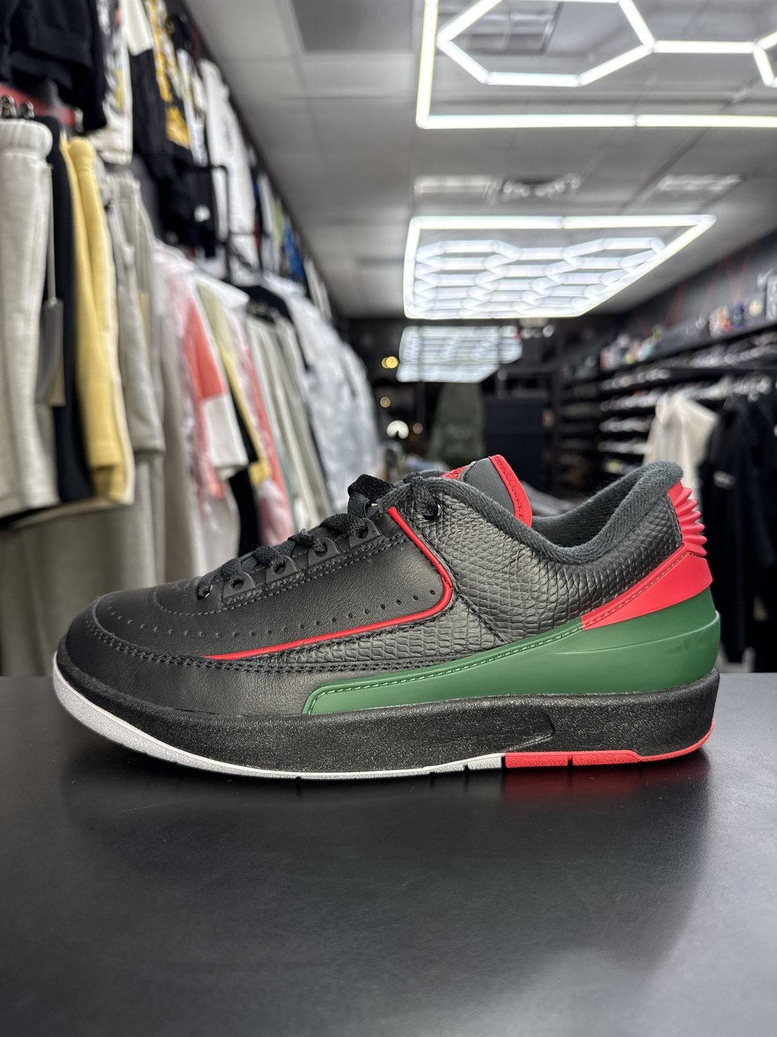 J2 LOW “CHRISTMAS”  (SZ 7Y)  USED/NO BOX