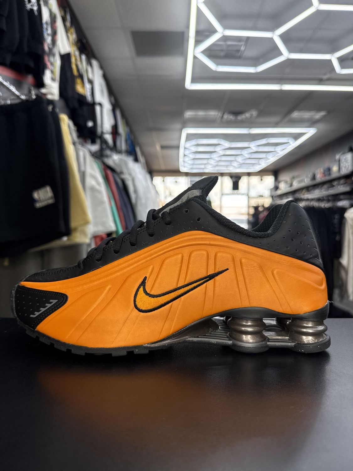 NIKE SHOX R4 “CERAMIC ORANGE”  (SZ 9.5)  USED/OG BOX