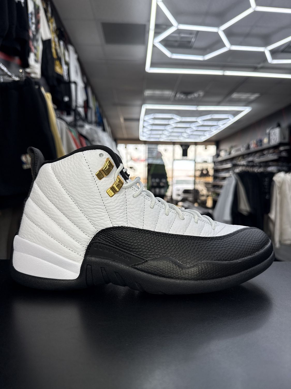 J12 “TAXI”  (SZ 9.5)  USED/OG BOX