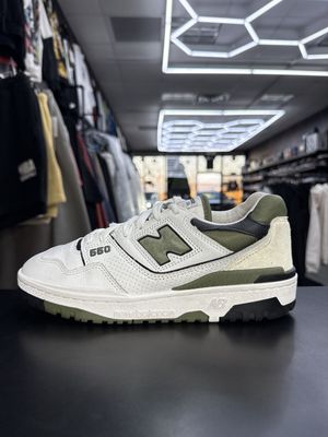 NEW BALANCE 550 “WHT/OLIVE”  (SZ 7)  USED/NO BOX