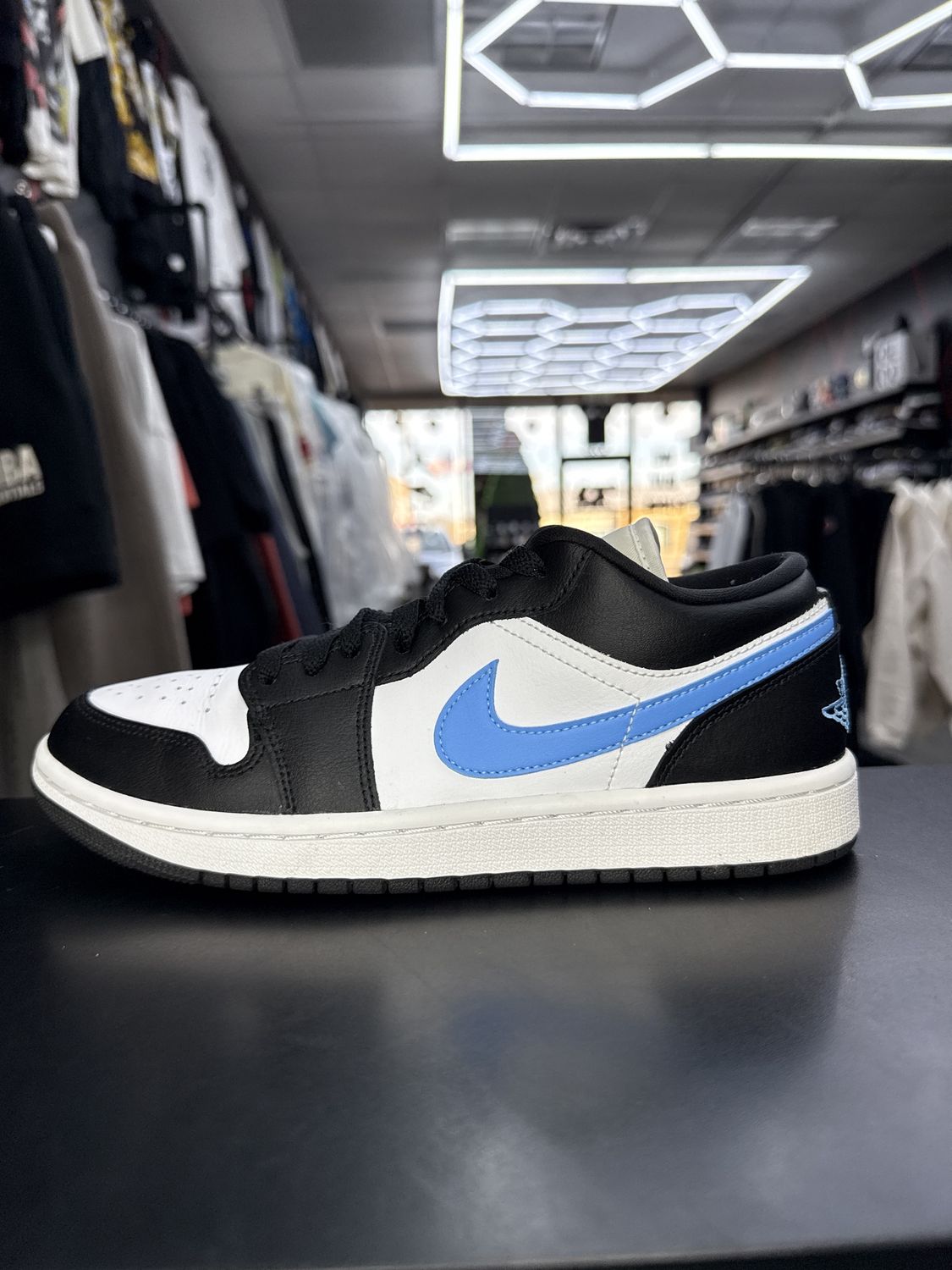 J1 LOW “BLK/UNIVERSITY BLUE”  (SZ 8.5W / 7M)  USED/OG BOX