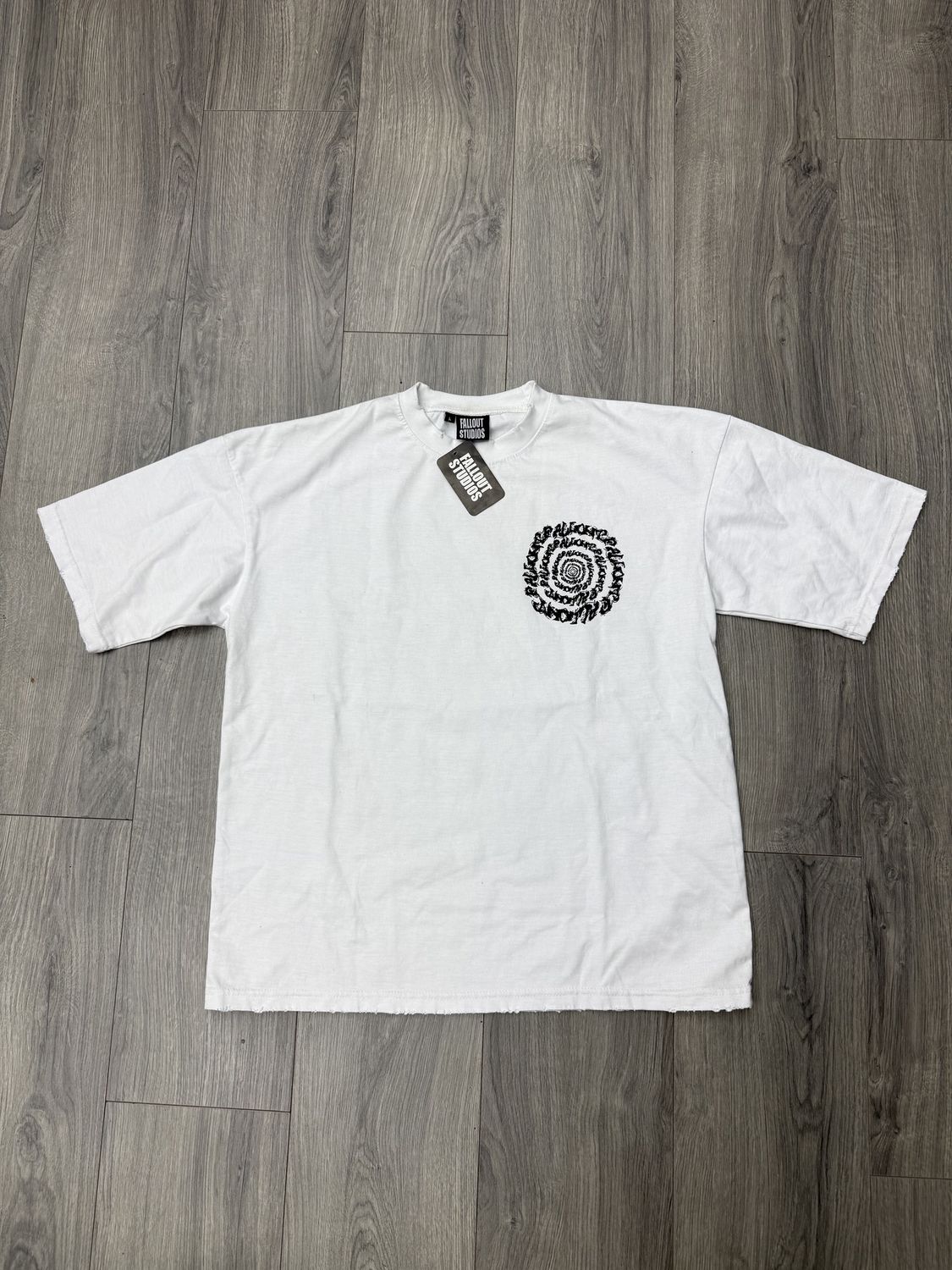 FALLOUT TEE “WHT”  (LARGE)  NEW