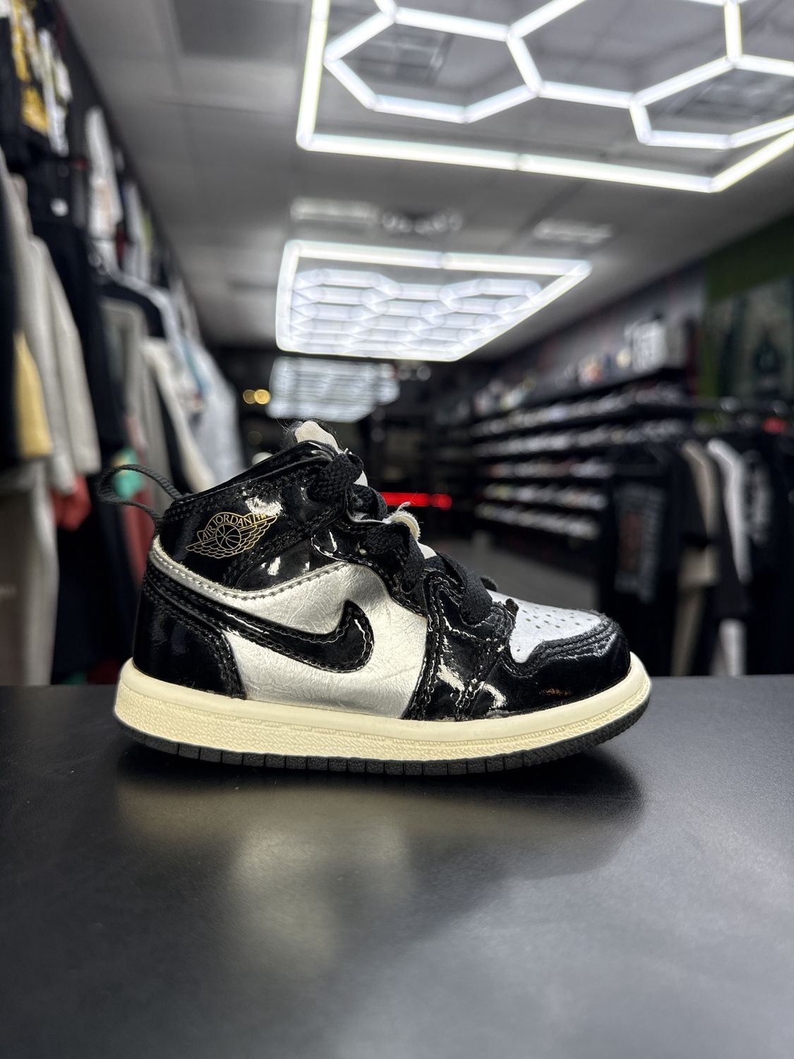 J1 MID “METALLIC BLK/GOLD”  (SZ 6c)  USED/NO BOX