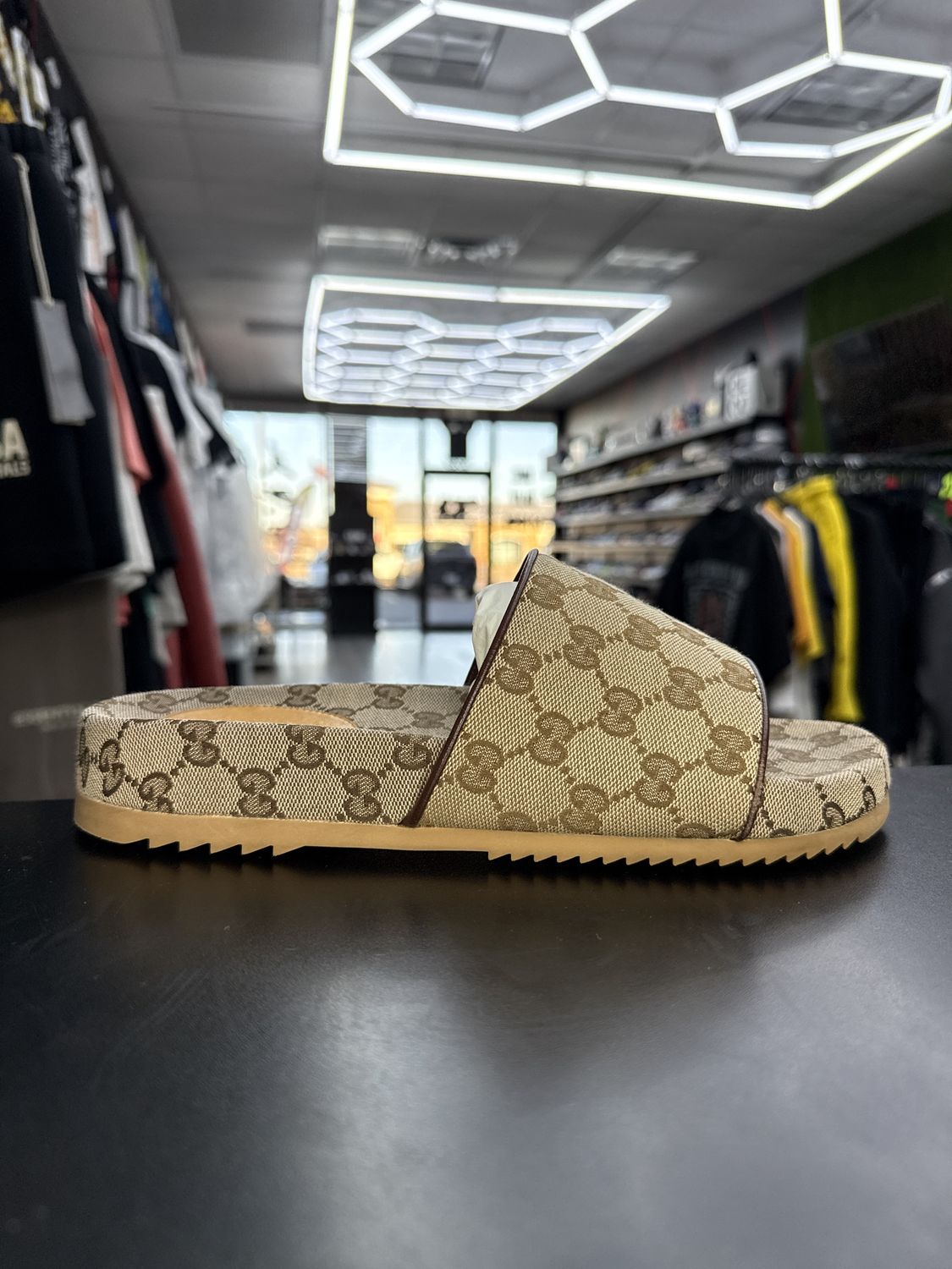 GUCCI SLIDES “BEIGE”  (SZ 8)  USED W/ DUSTBAGS