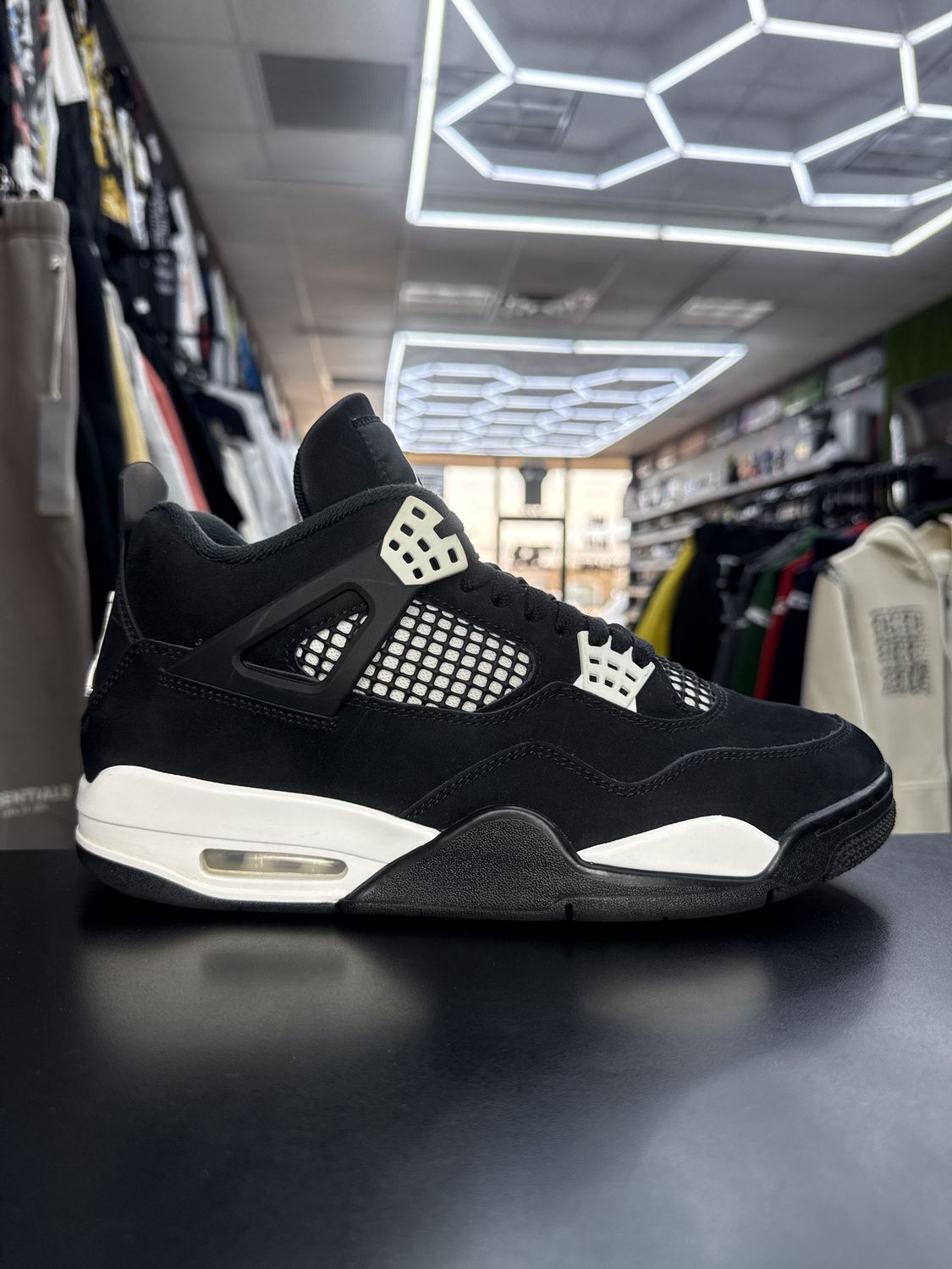 J4  “WHT THUNDER”  (SZ 9.5)  USED/NO BOX