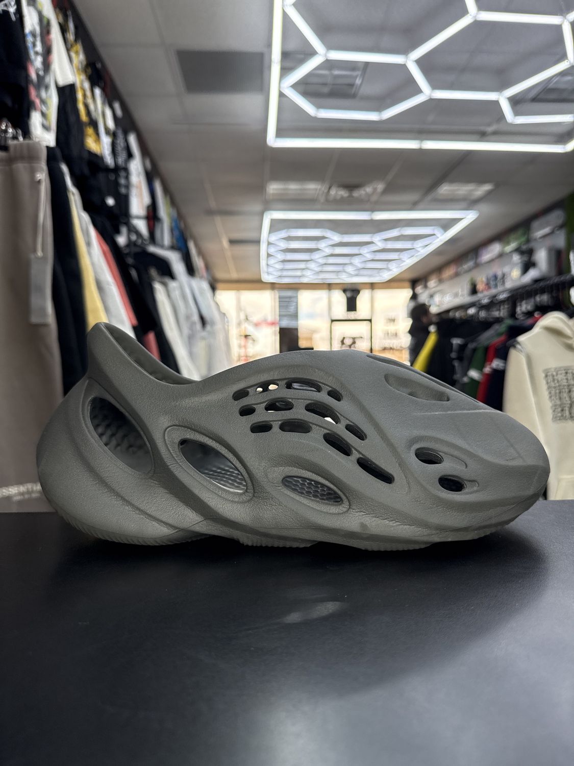 YZY FOAM RNR “ONYX”  (SZ 10)  USED/NO BOX