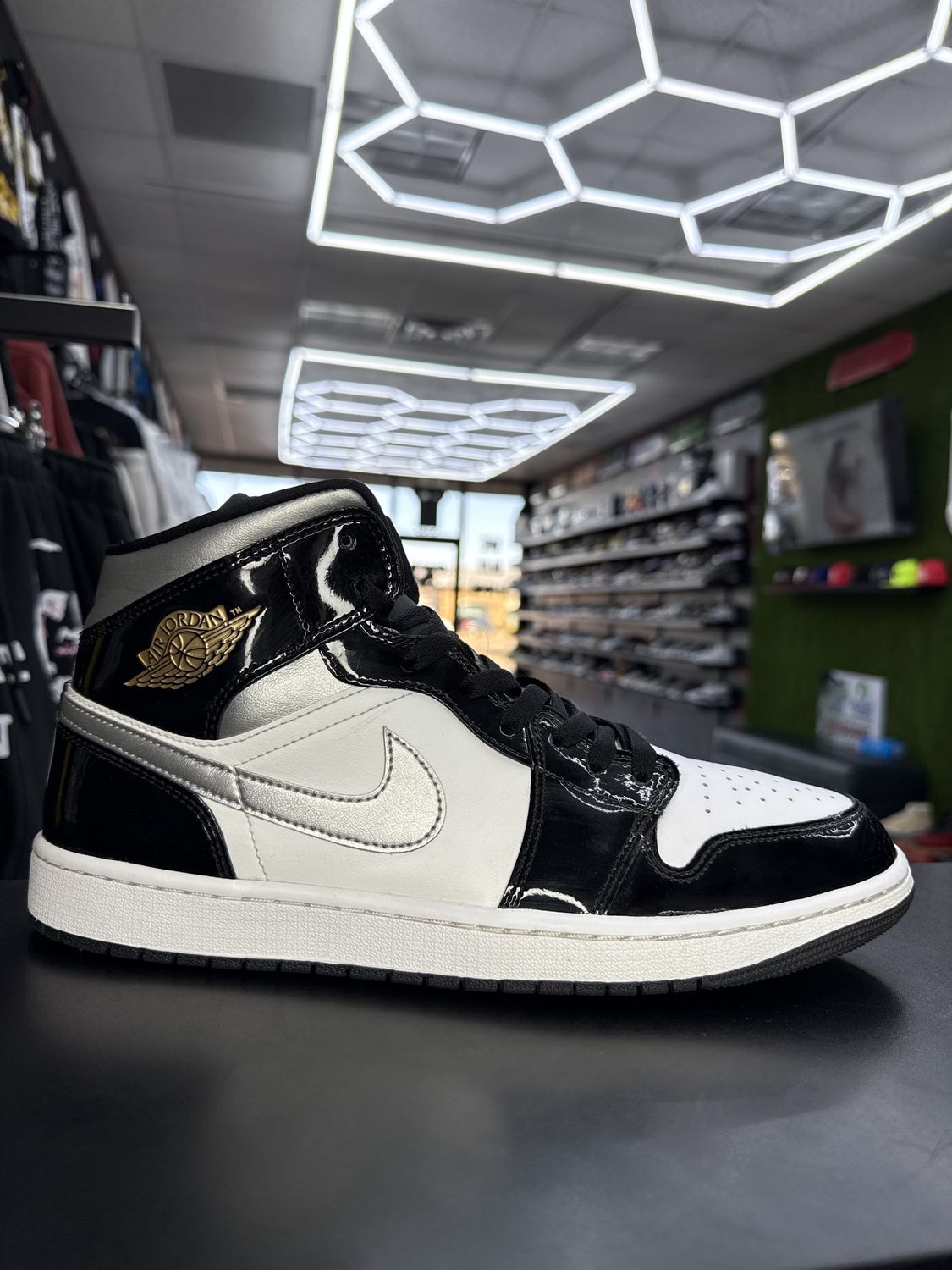 J1 MID “PATENT BLK GOLD”  (SZ 12)  USED/OG BOX