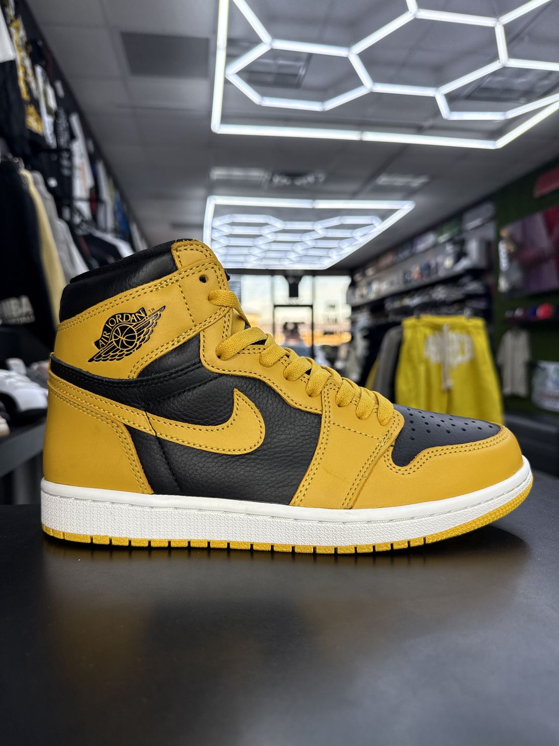 J1 “POLLEN”  (SZ 8)  USED/OG BOX