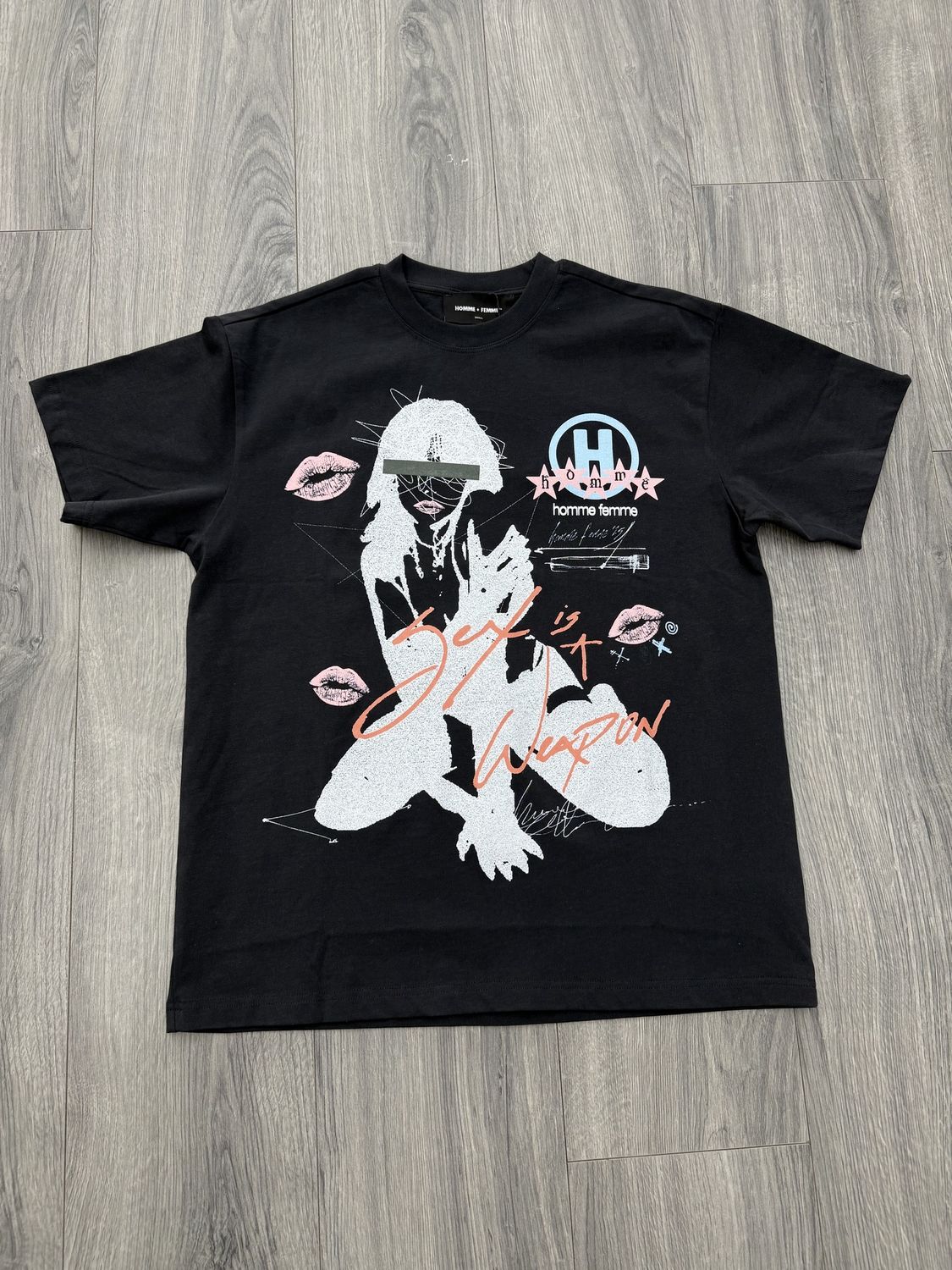 HOMME &amp; FEMME TEE “BLK/KISS”  (SMALL/OVERSIZED)  NEW