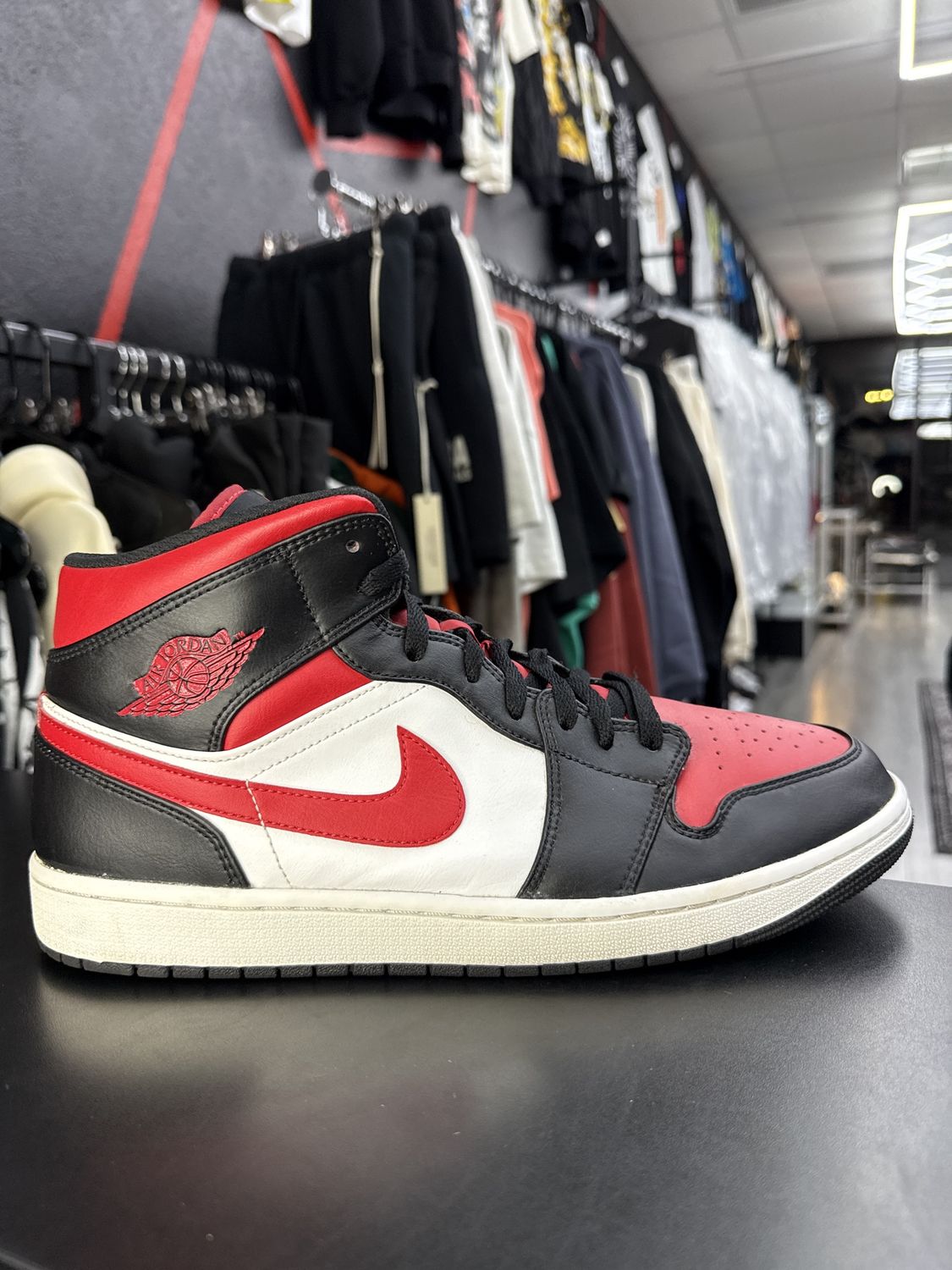 J1 MID “WHT/RED/BLK”  (SZ 12)   USED/NO BOX