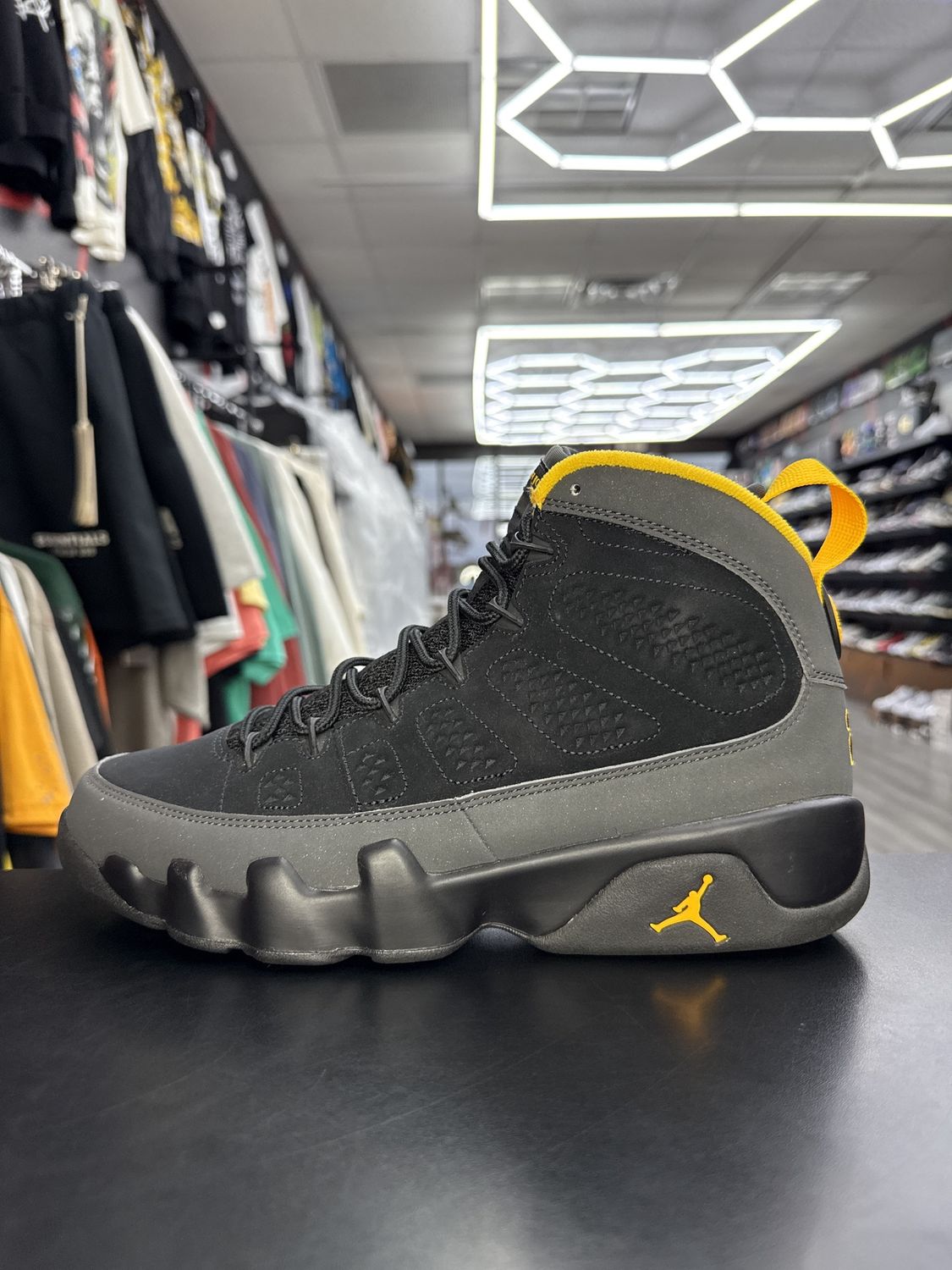 J9 “UNIVERSITY GOLD”  (SZ 9)  WORN 1x / OG BOX