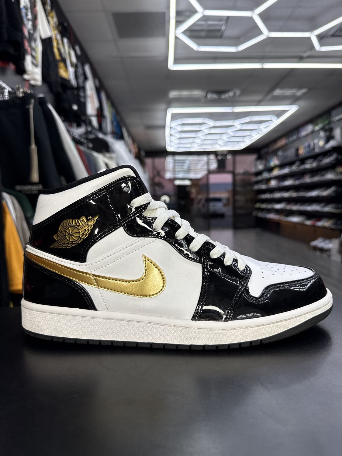J1 MID “PATENT BLK GOLD”  (SZ 10.5)  USED/OG BOX
