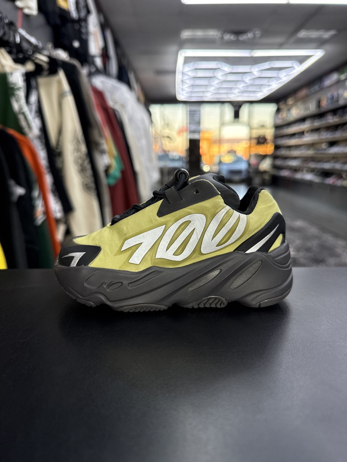 YZY 700 MNVN  “RESIN” (SZ 6k)  USED/OG BOX