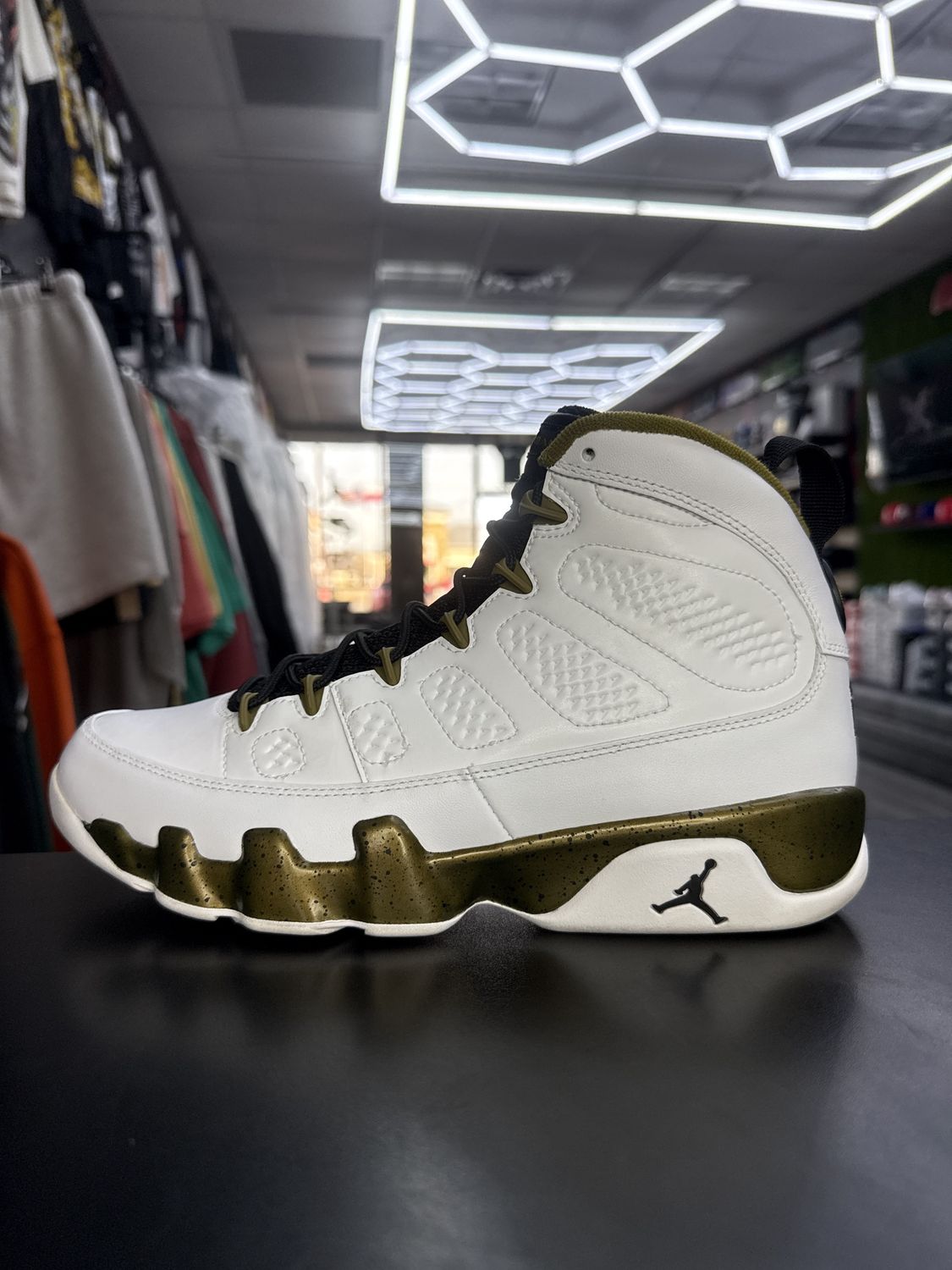 J9  “STATUE”  (SZ 8.5)  WORN 1x/ OG ALL