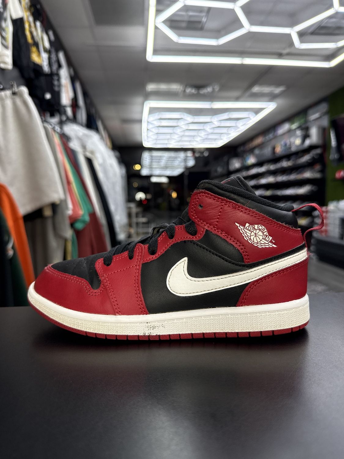 J1 MID “RED/BLK”  (SZ 2.5Y)  USED/NO BOX