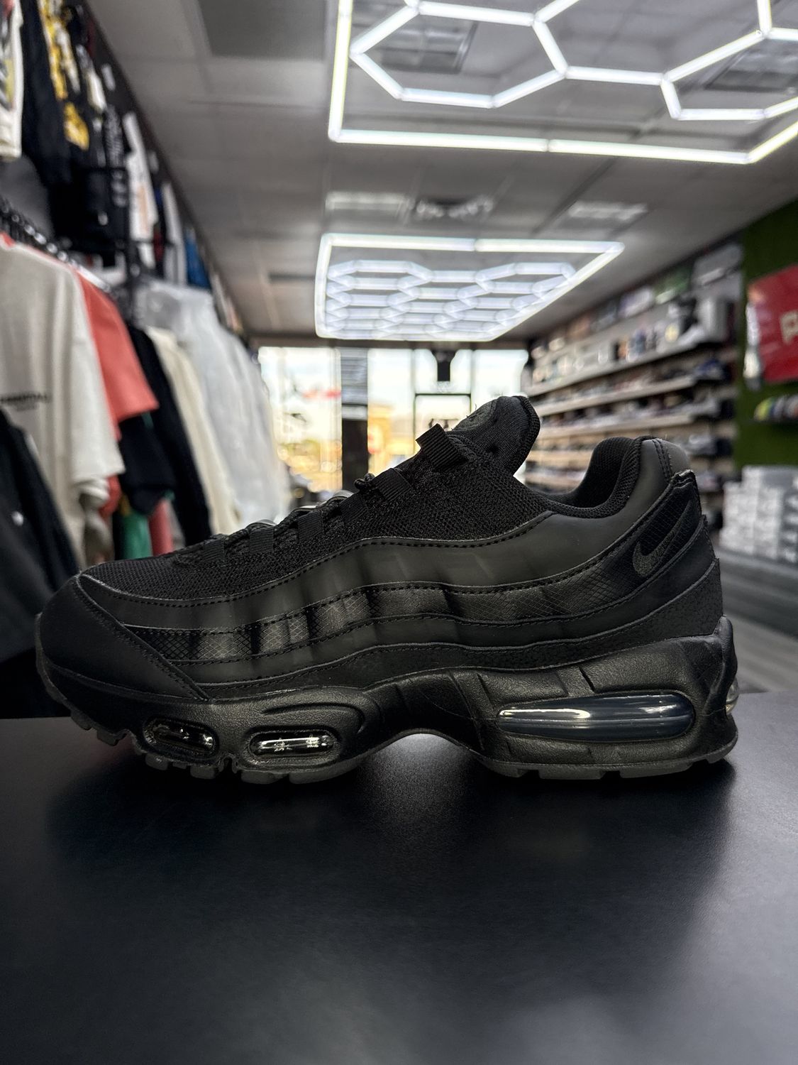 NIKE AIR MAX 95 “BLK”  (SZ 8.5)  USED/OG BOX