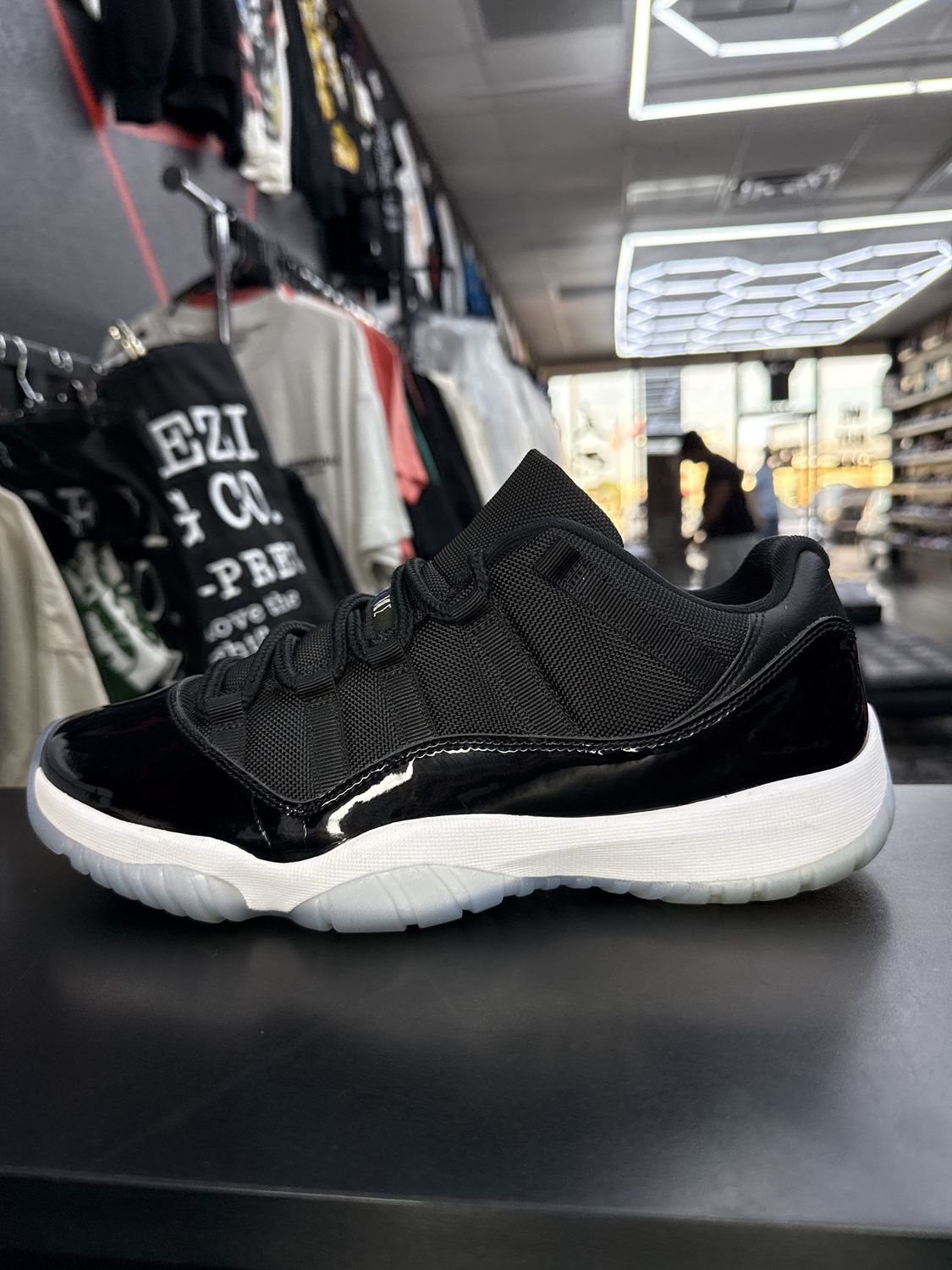 J11  “SPACE JAM”  (SZ 10.5)  USED/OG BOX