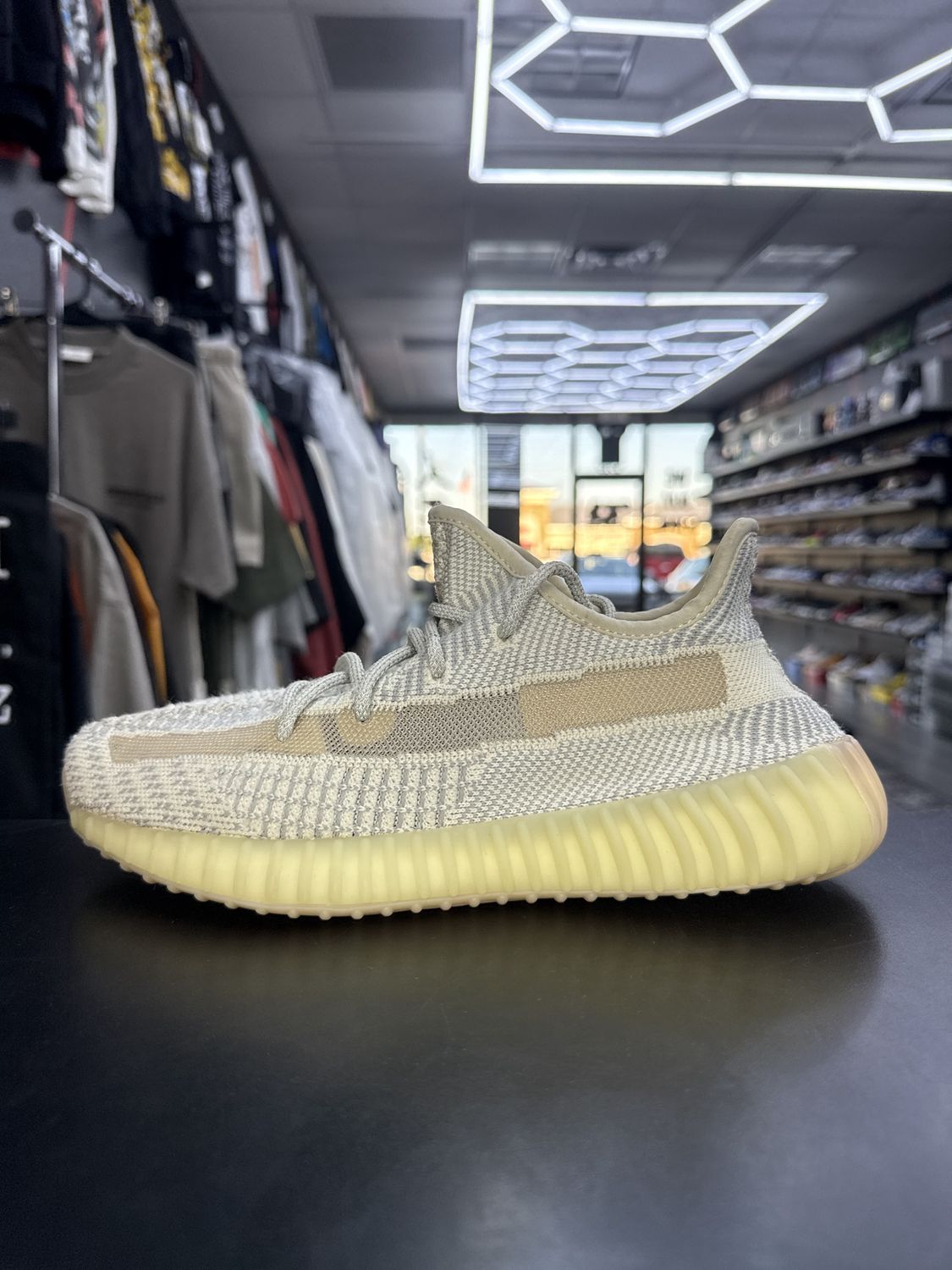 YZY 350 V2  “LUNDMARK”  (SZ 8)  USED/DAMAGED BOX