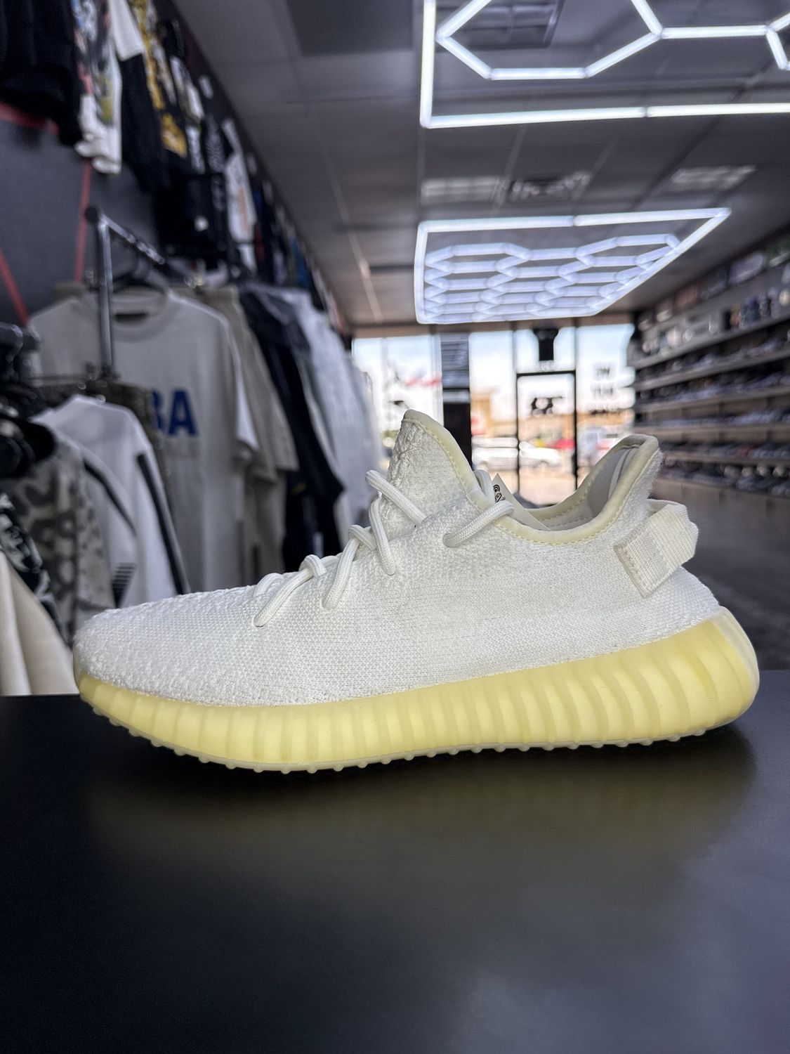 YZY 350 V2  “CREAM”  (SZ 8.5)  NEW/NO BOX (OXIDATION)