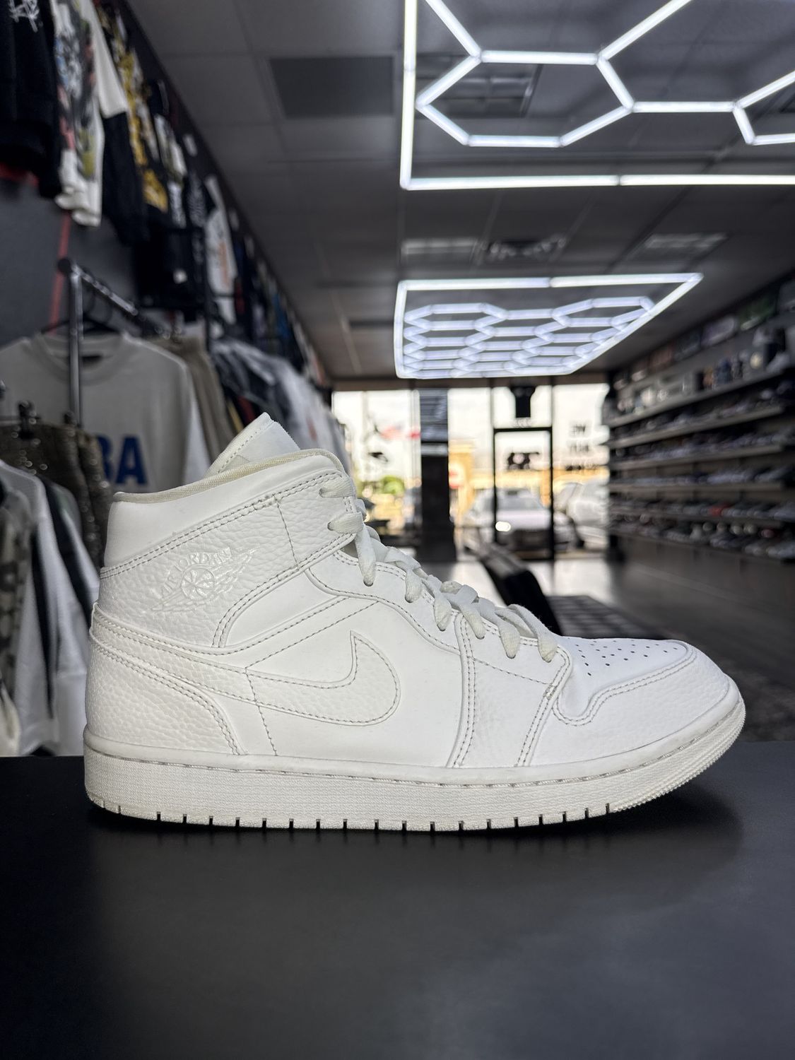 J1 MID “TRIPLE WHT 2.0”  (SZ 10) USED/NO BOX