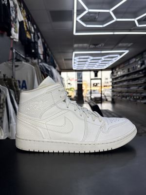 J1 MID “TRIPLE WHT 2.0”  (SZ 10) USED/NO BOX