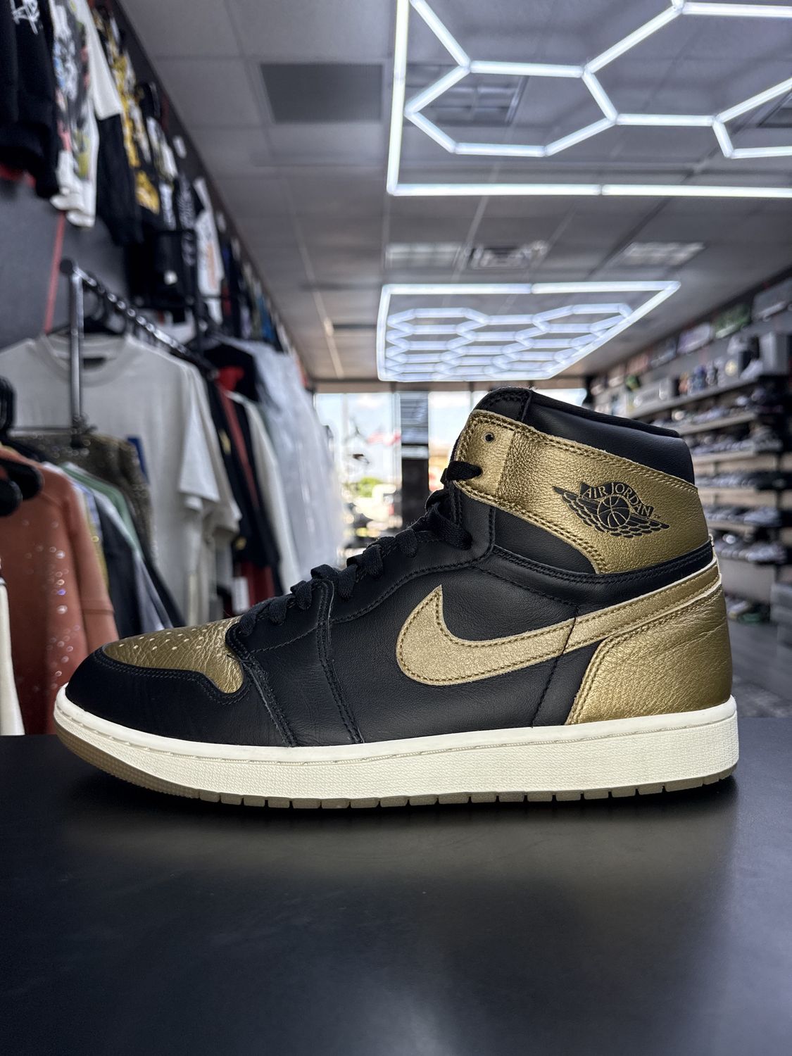 J1 “METALLIC GOLD” (SZ 13)  USED/ DAMAGED BOX