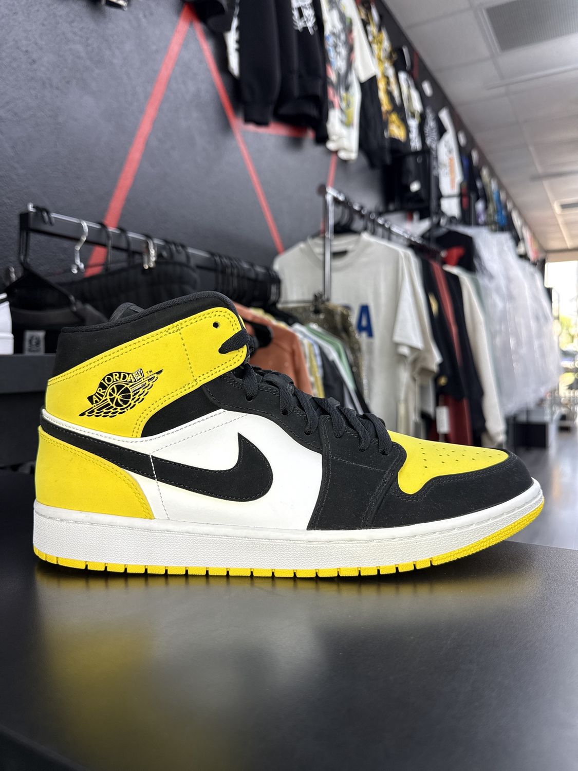 J1 MID “YLW TOE”  (SZ 12)  USED/OG BOX