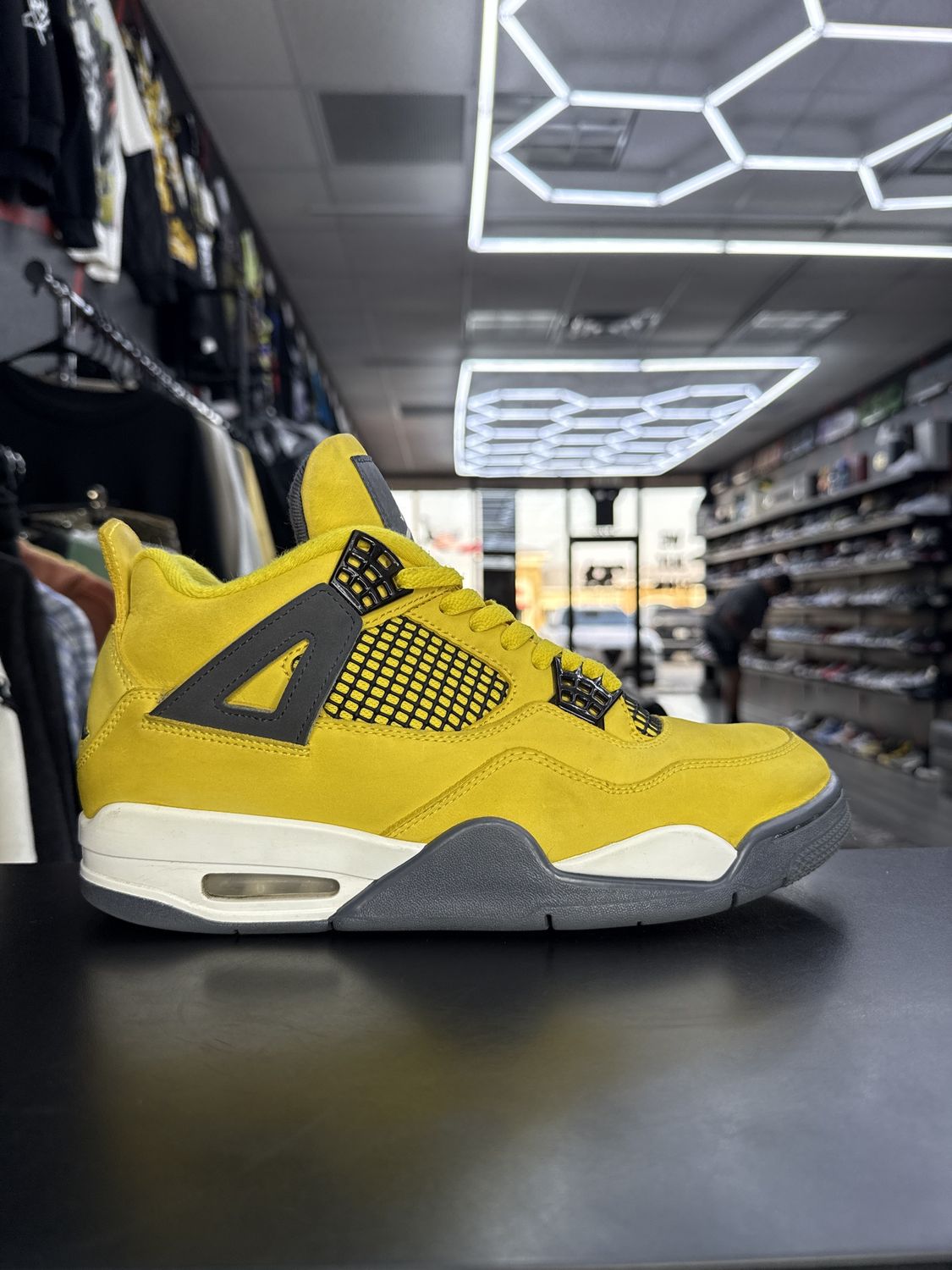 J4  “LIGHTNING”  (SZ 9.5)  USED/DAMAGED BOX