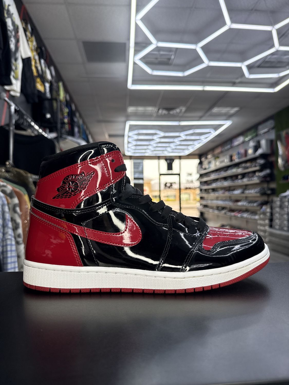 J1 “PATENT BRED”  (SZ 11)  USED/OG BOX