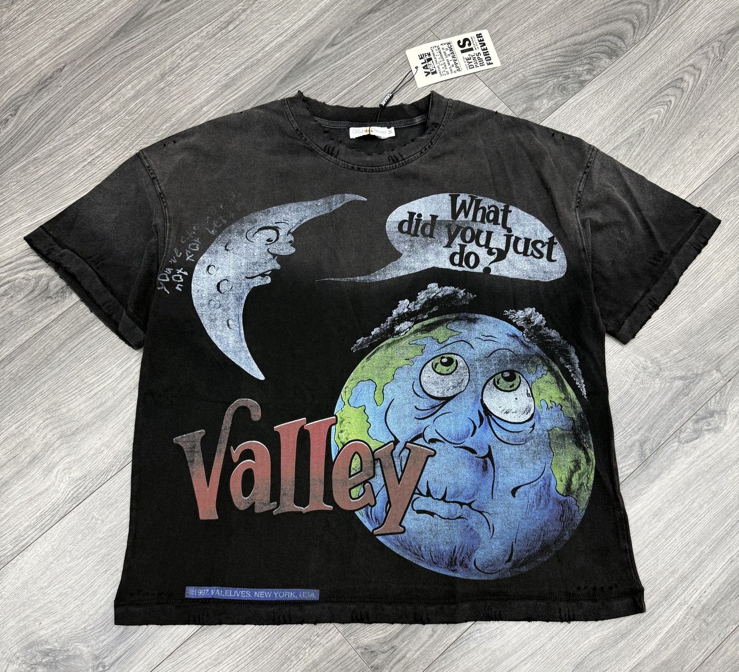 VALE FOREVER TEE  “WORLD PEACE/BLK”  (MEDIUM)  NEW