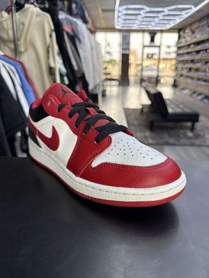 J1 LOW “BULLS”  (SZ 6Y / 7.5W)  USED/NO BOX