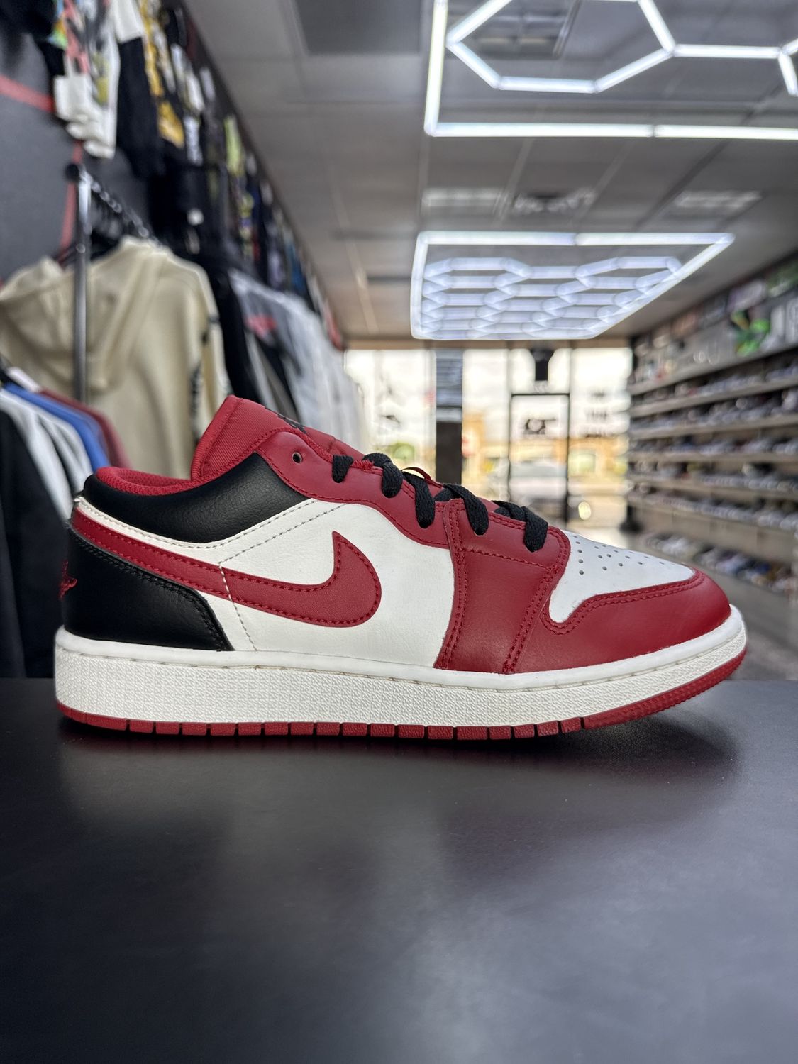 J1 LOW “BULLS”  (SZ 6Y / 7.5W)  USED/NO BOX