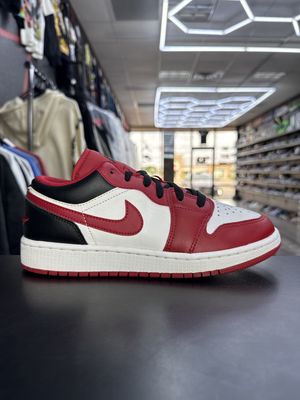 J1 LOW “BULLS”  (SZ 6Y / 7.5W)  USED/NO BOX