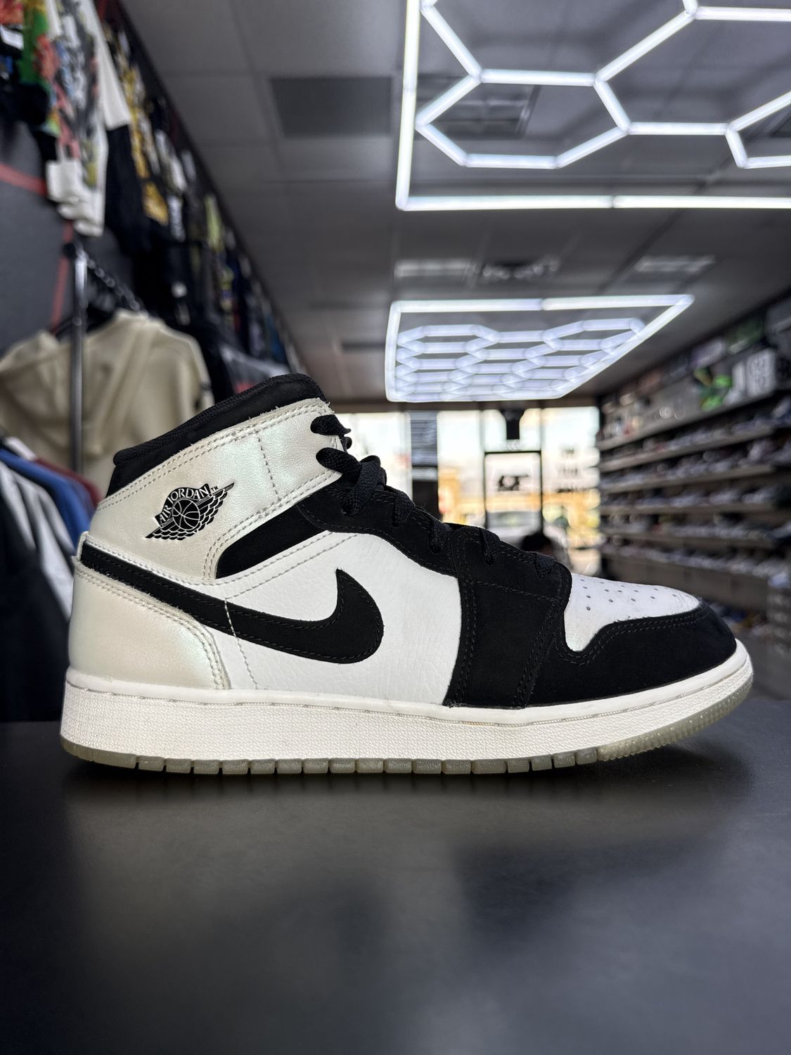 J1 MID “DIAMOND”  (SZ 7Y / 8.5W)  USED/NO BOX