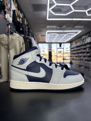 J1 MID “BLUE VOID”  (SZ 4Y / 5.5W)  NEW/NO BOX