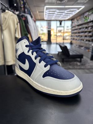 J1 MID “BLUE VOID”  (SZ 4Y / 5.5W)  NEW/NO BOX