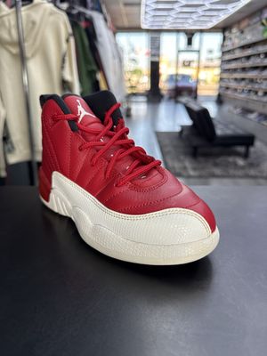 J12  “GYM RED”  (SZ 12c)  USED/OG BOX