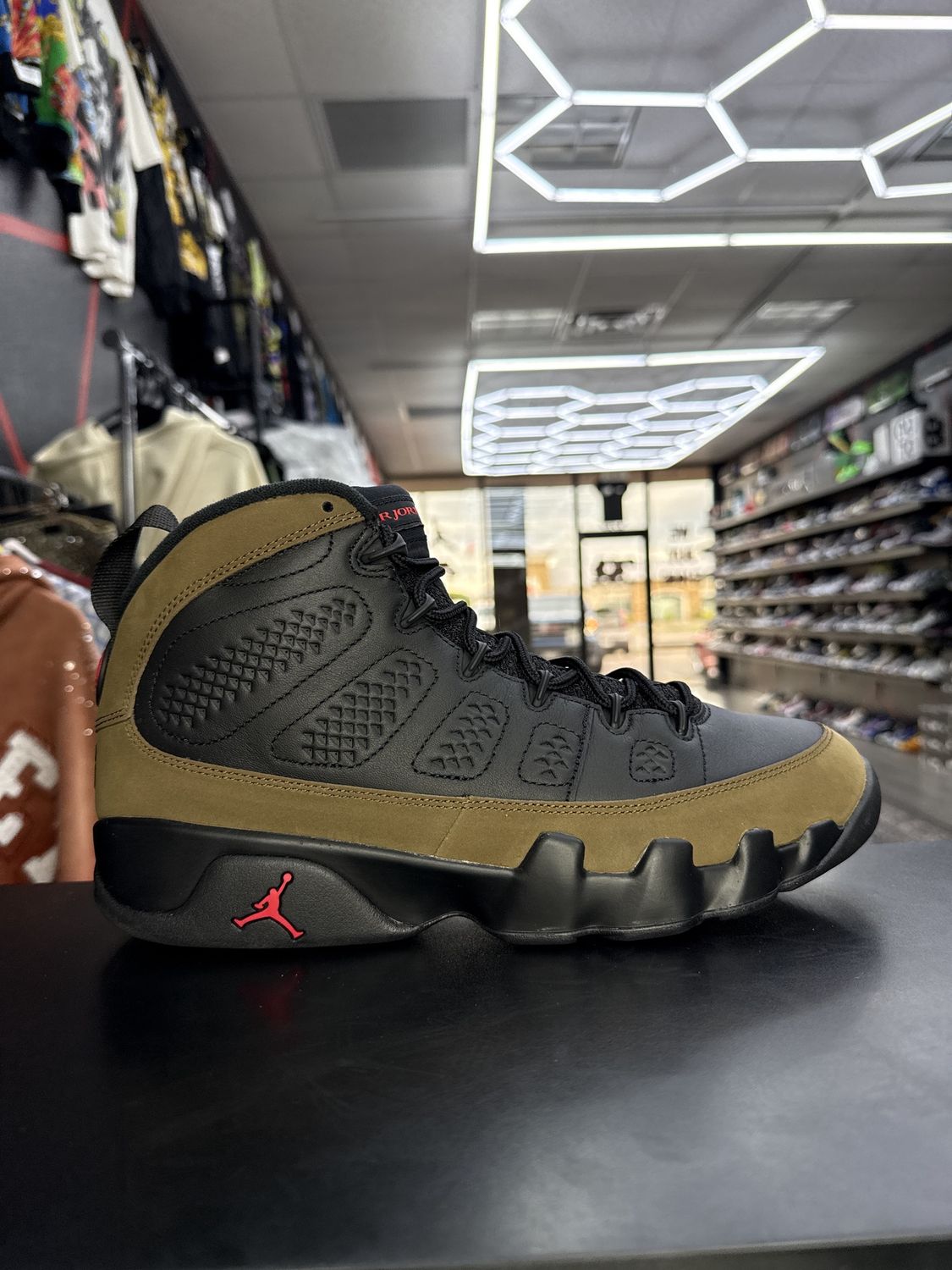 J9  “OLIVE”  (SZ 11)  USED/OG BOX