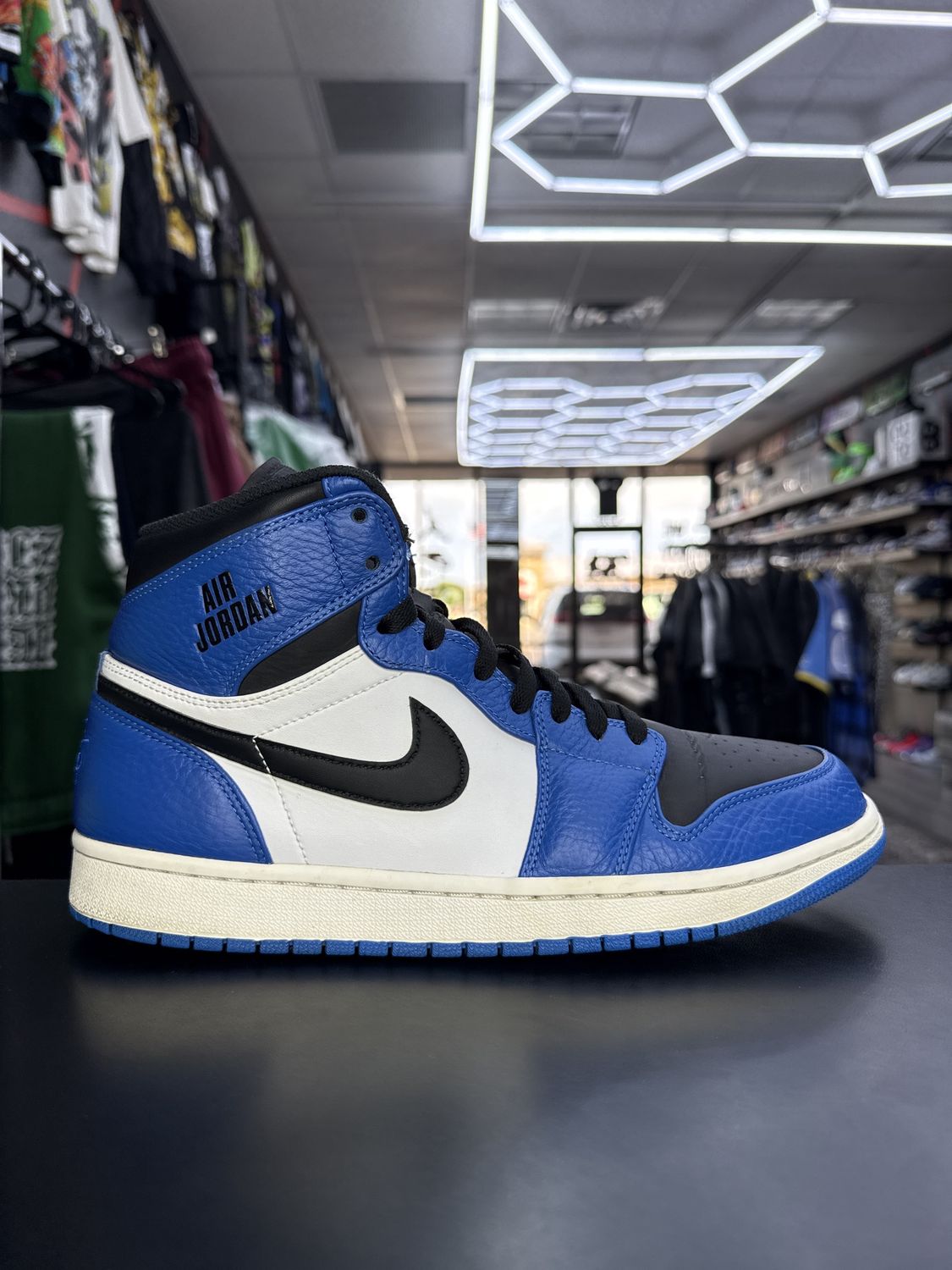 J1 “RARE AIR SOAR”  (SZ 11)  USED/OG BOX