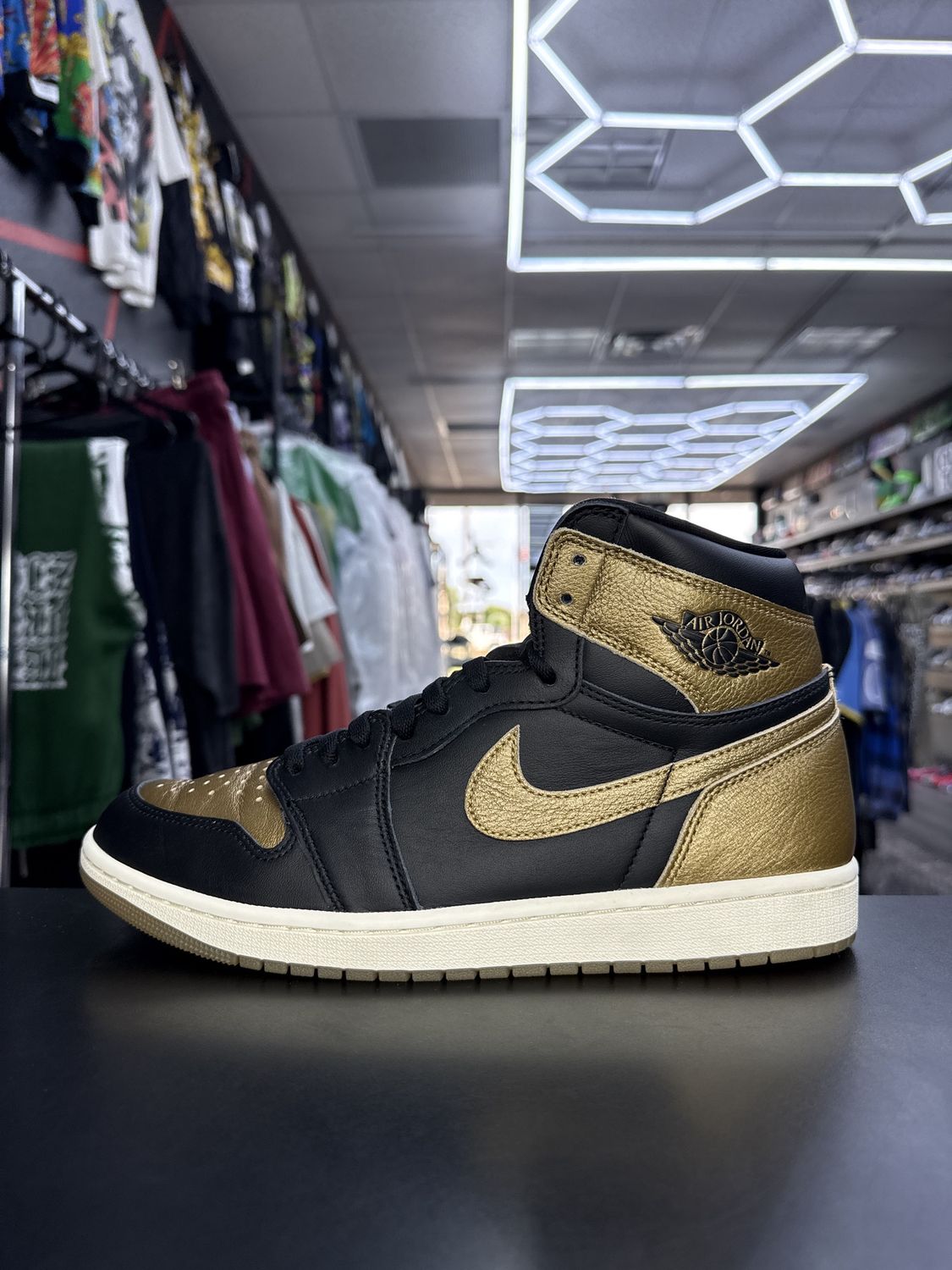 J1 “BLK METALLIC GOLD”  (SZ 11)  USED/OG BOX