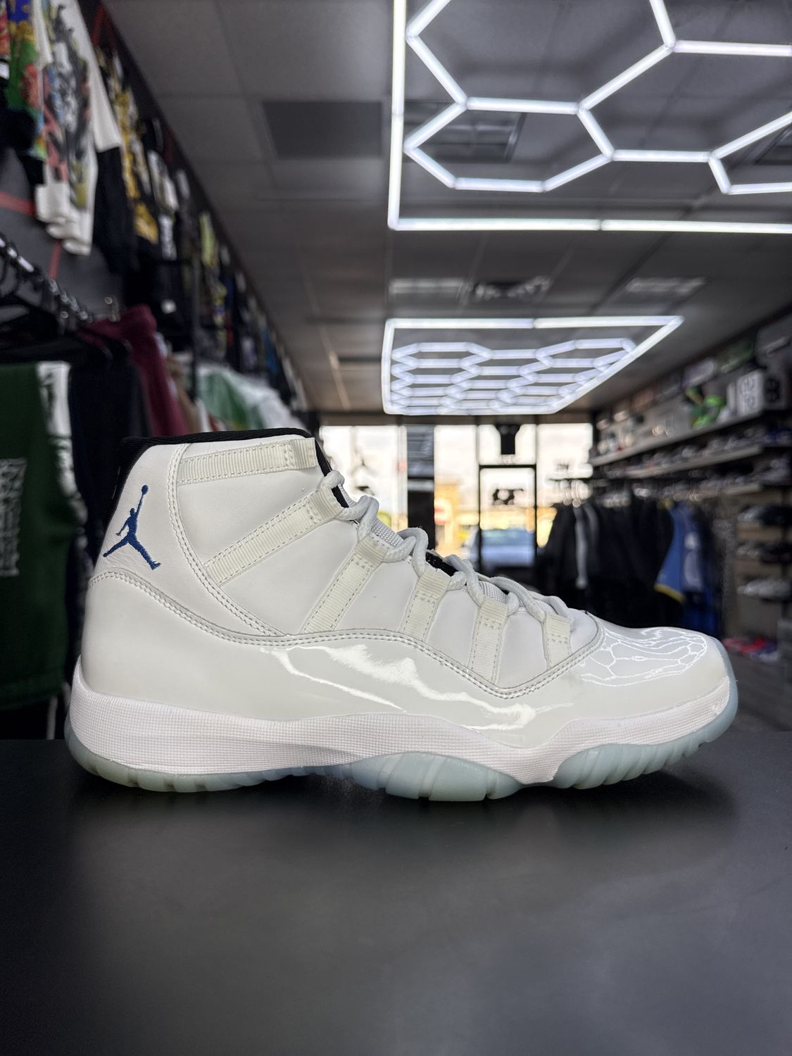 J11  “LEGEND BLUE”  (SZ 10)  USED/OG BOX