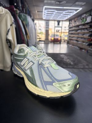 NEW BALANCE 1906R  “ICE BLUE MELON”  (SZ 10)  USED/OG BOX