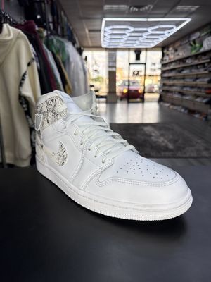 J1 MID “WHT FIELD SILVER”  (SZ 11)  USED/OG BOX