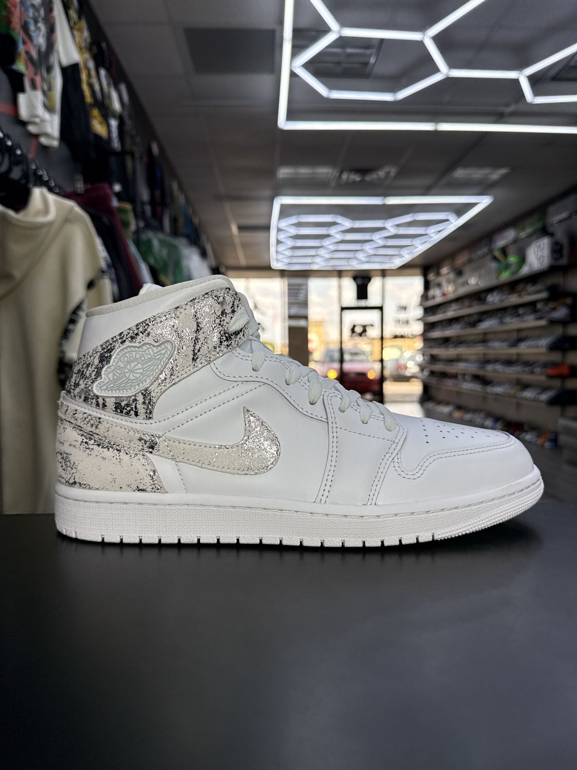 J1 MID “WHT FIELD SILVER”  (SZ 11)  USED/OG BOX