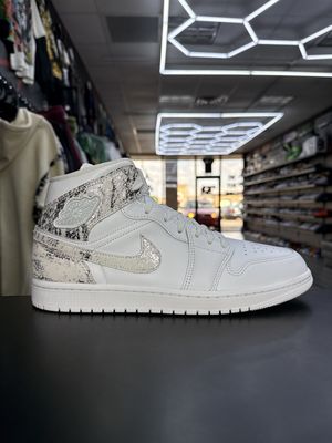 J1 MID “WHT FIELD SILVER”  (SZ 11)  USED/OG BOX